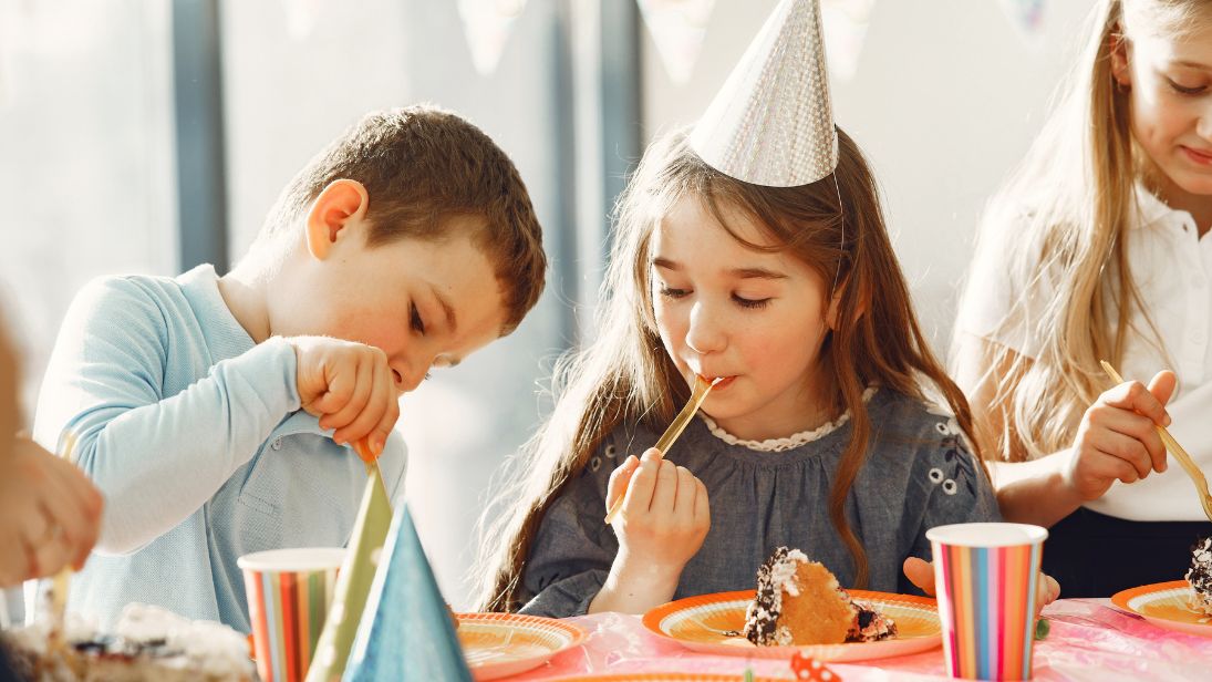 Ein gelungener Kindergeburtstag braucht keine perfekte Planung – gemeinsame Zeit, Kuchen und Freund:innen reichen oft völlig aus. © prostooleh/Adobe Stock